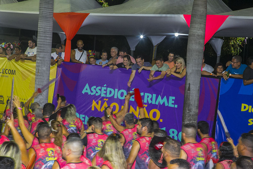 Carnaval: blocos oficiais levam alegria e homenagens em desfiles na Passarela do Samba