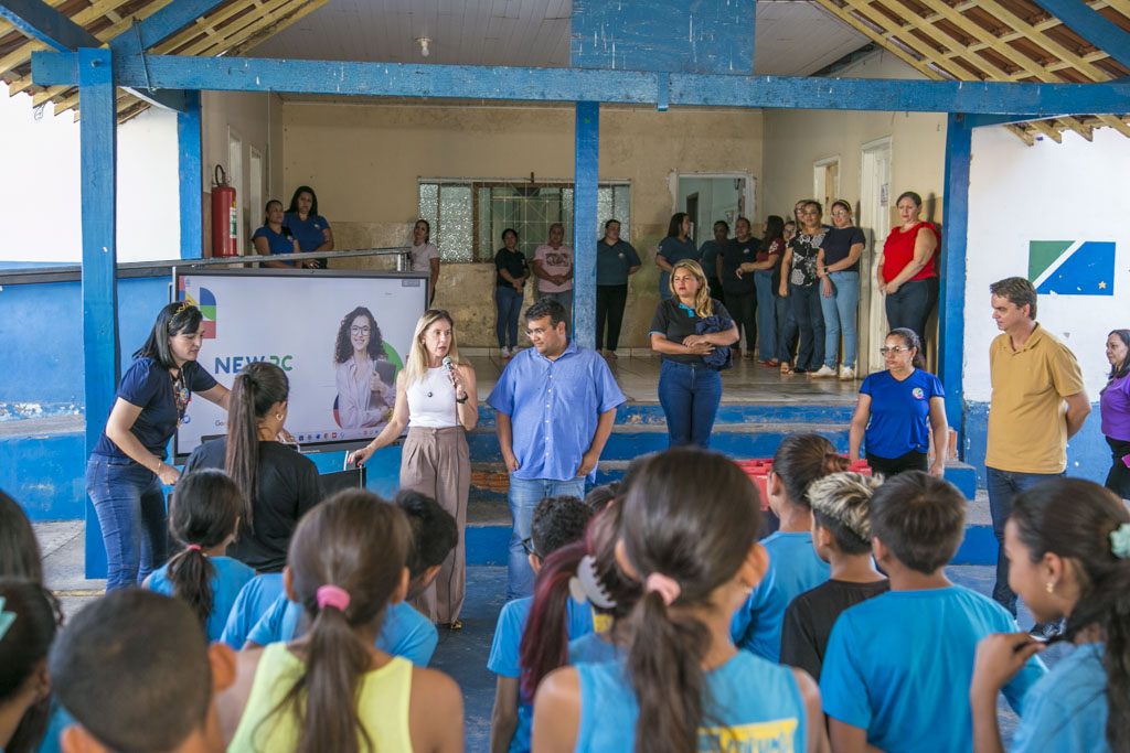 Corumbá amplia tecnologia em escolas municipais com entrega de lousa digital e Chromebooks
