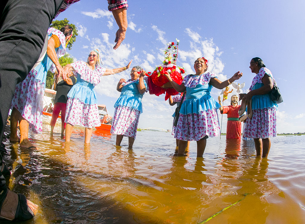 São João: festeiros da melhor idade levam Andor do CCI para banho no rio Paraguai