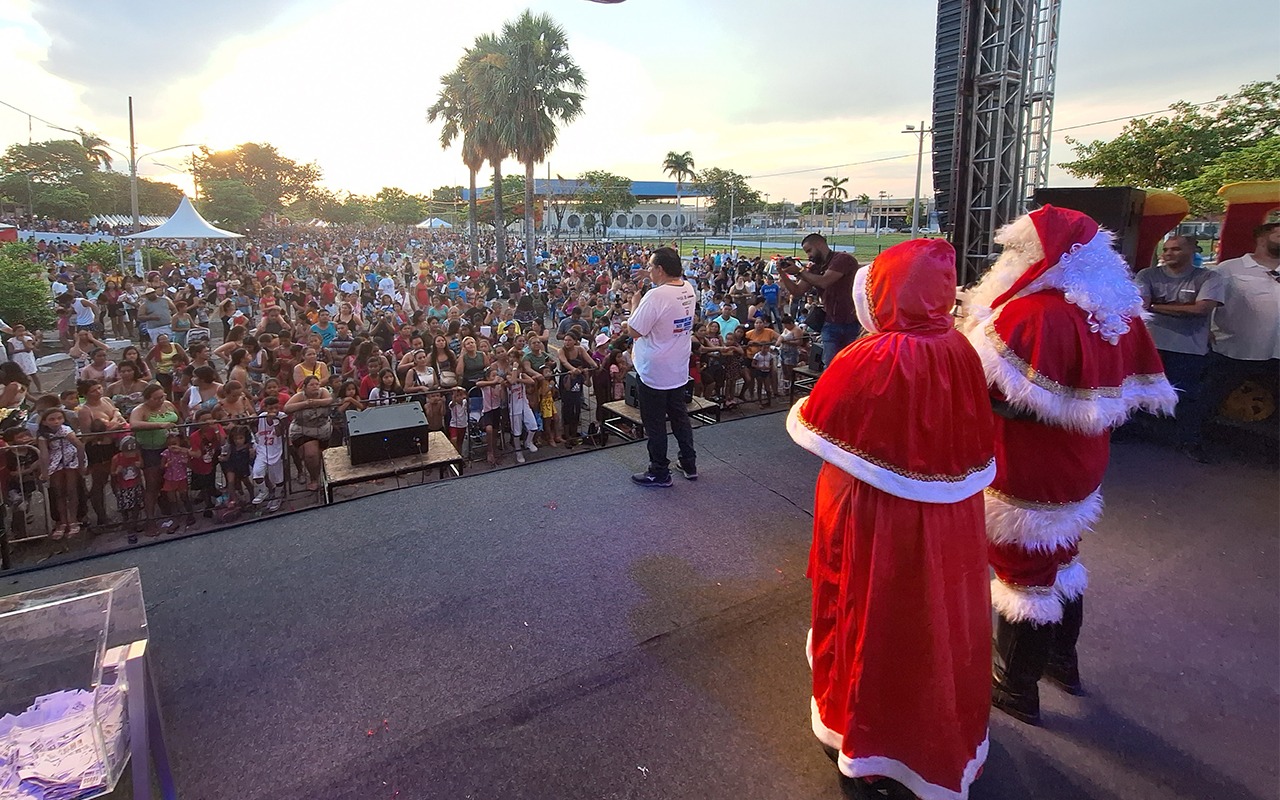 Natal Estrelado faz a festa para 25 mil pessoas na Esplanada e presenteia 8 mil crianças