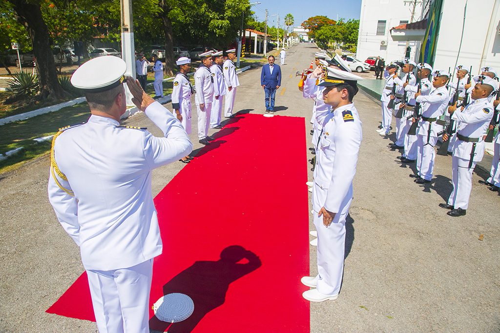 Em cerimônia do Dia do Marinheiro, prefeito ressalta parceria da instituição com Município