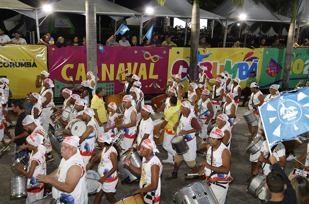 Blocos oficiais levam alegria; irreverência e homenagens em desfiles na Passarela do Samba