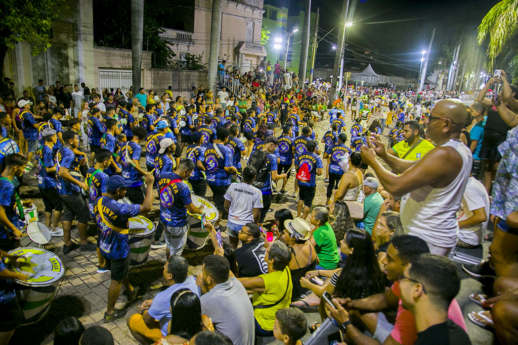 Animais de hoje e de ontem desfilam neste ″Carnaval″