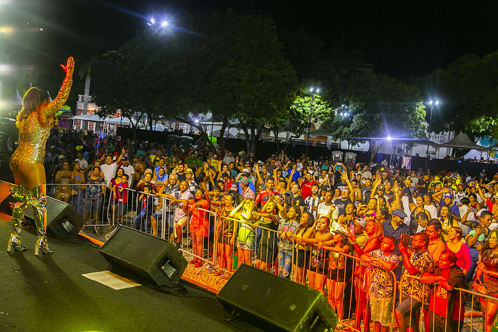 Gilmelândia e Cibalena arrastam multidão durante o Carnaval de Corumbá 2023