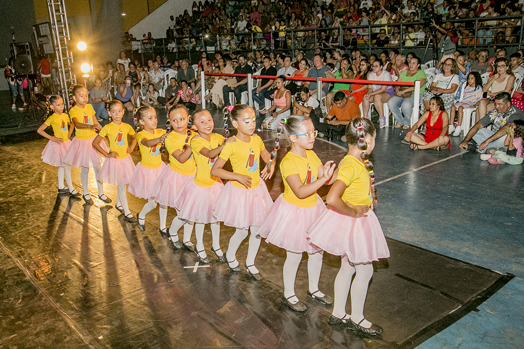 Espetáculo de final de ano da Oficina de Dança encanta o Poliesportivo com casa cheia
