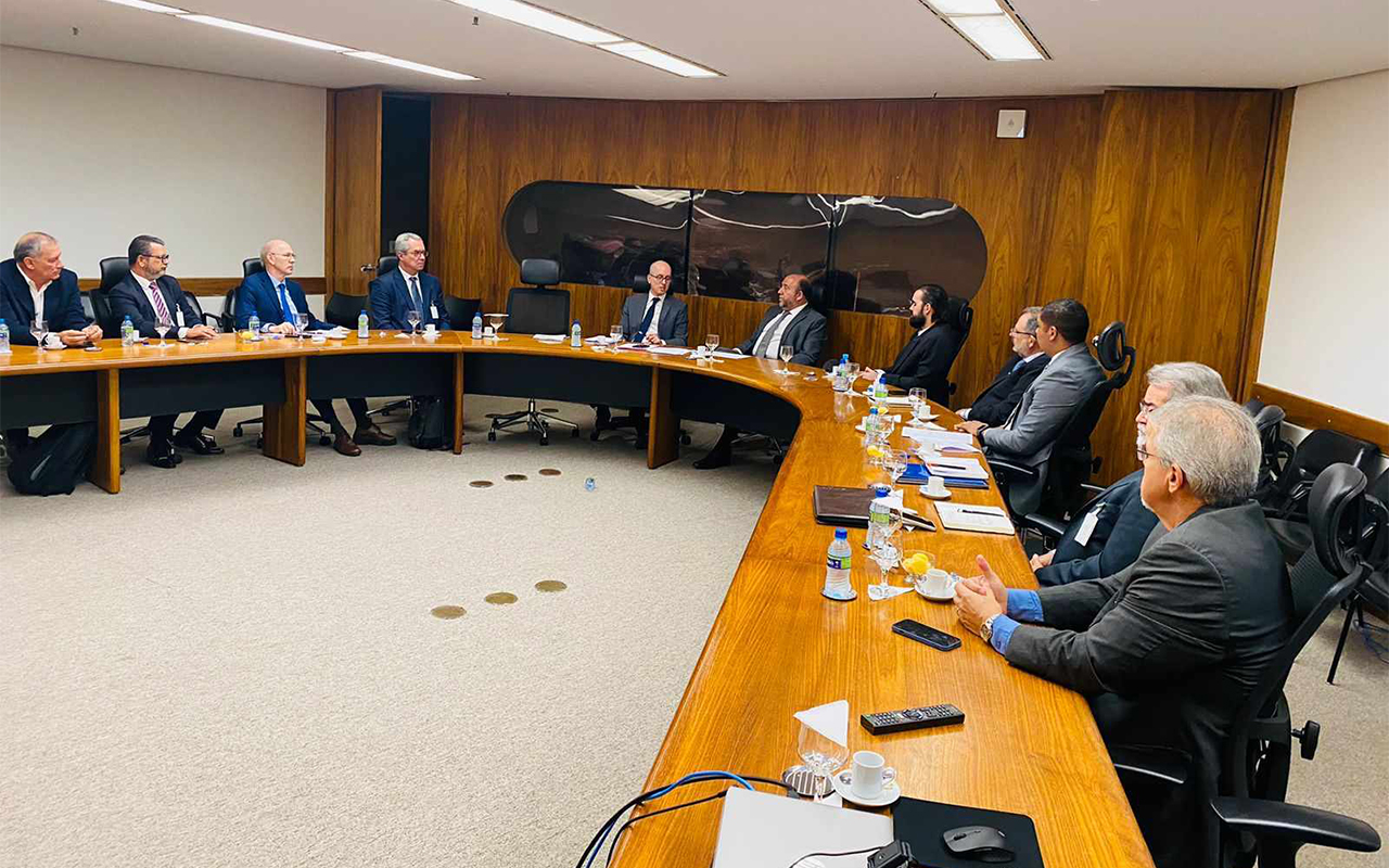 Em Brasília, Prefeitura de Corumbá discute navegação e licenciamento ambiental do rio Paraguai 