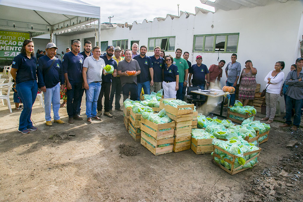 Com entrega de 10 toneladas de alimentos por agricultores familiares, prefeito lança PAA 