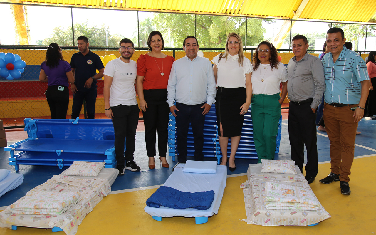 Prefeito entrega camas empilháveis, carteiras e cadeiras para Rede Municipal de Ensino