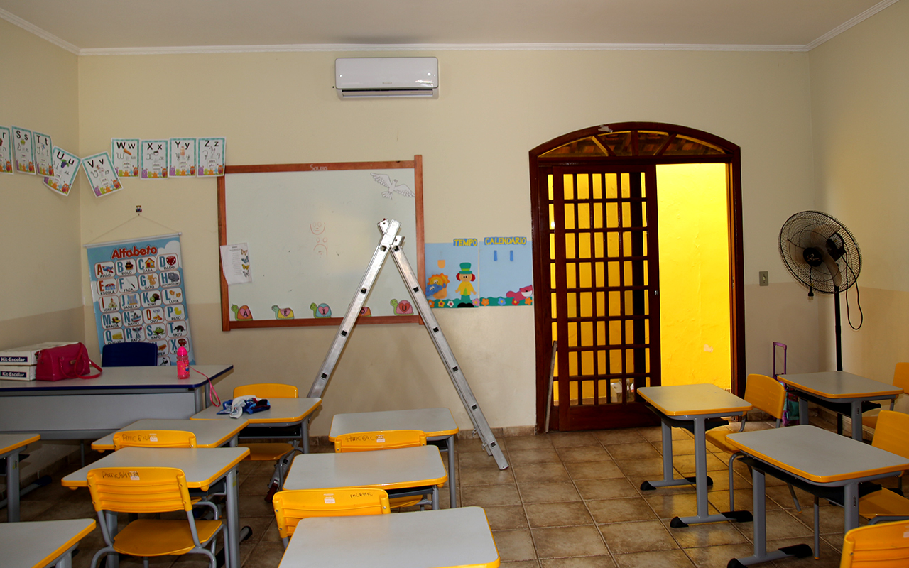 A Prefeitura faz troca, instalação e manutenção de aparelhos de ar- condicionado em escolas da REME