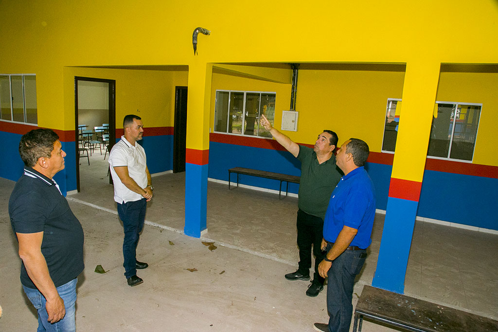 No assentamento Urucum, prefeito visita escola Carlos Cárcano e avalia andamento de reforma