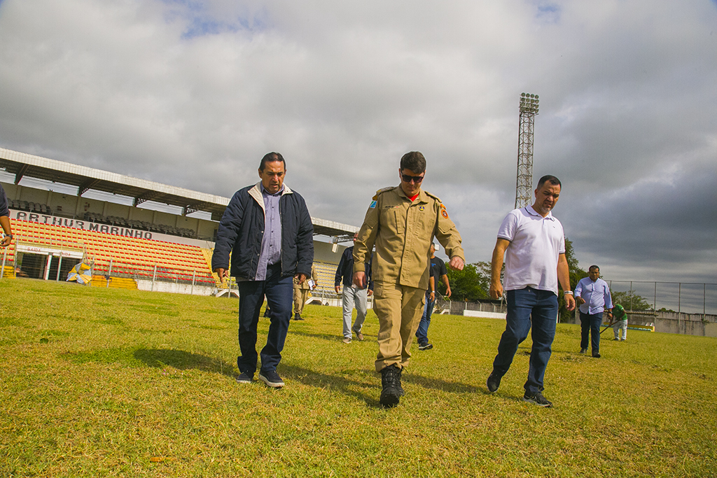 Prefeito acompanha visita técnica do Comando do 3° Grupamento de Bombeiros ao estádio Arthur Marinho