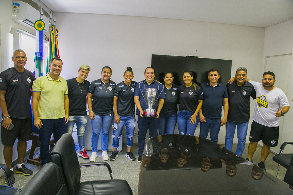 Prefeito recebe jogadoras do Corumbaense, vice-campeãs do Estadual Feminino de Futebol 