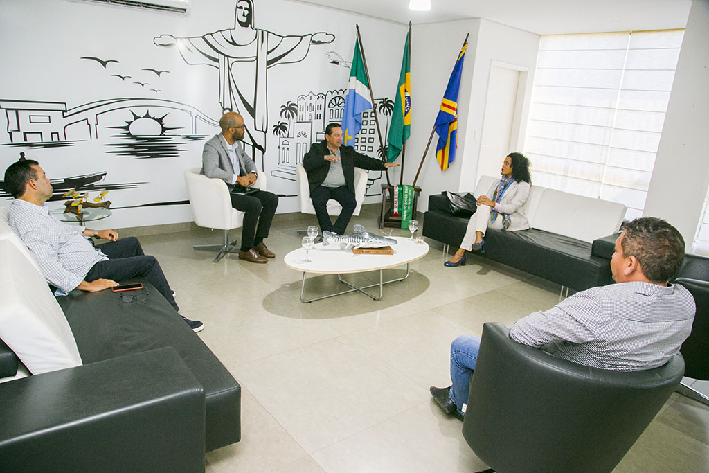 Prefeito recebe visita institucional de delegado regional da Polícia Civil e delegada da Mulher