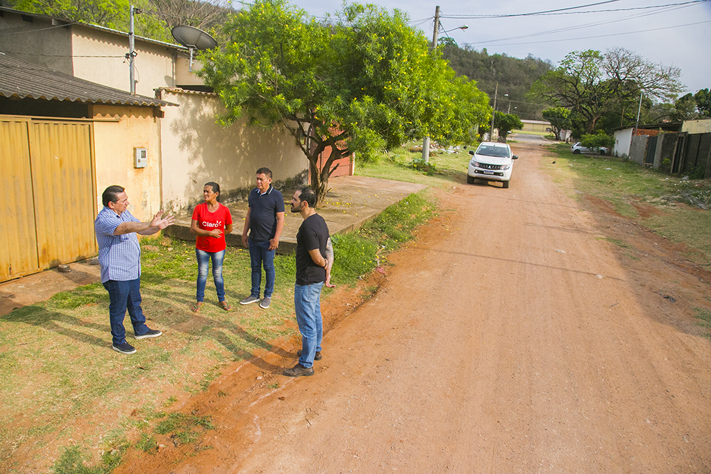 Prefeito acompanha início de obras de pavimentação em alameda do Conjunto Vitória Régia