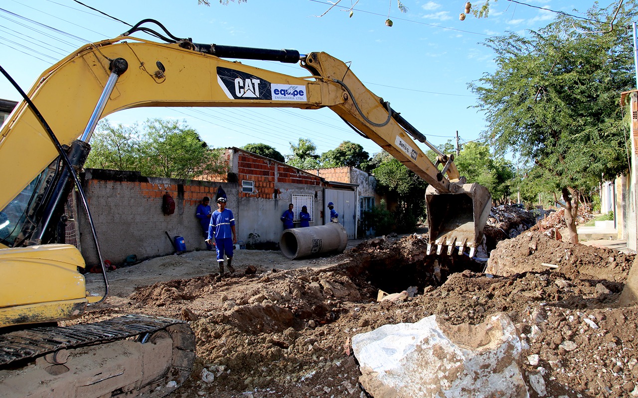 Obras de drenagem e pavimentação asfáltica avançam no bairro Jardim dos Estados 