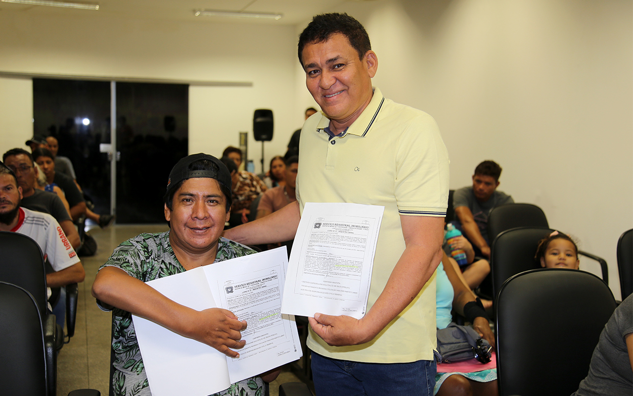 Prefeitura segue com entrega de matrículas de lotes para famílias do Loteamento Pantanal