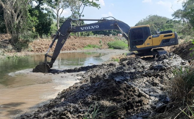 Prefeitura executa limpeza de canais de drenagem de águas pluviais da cidade