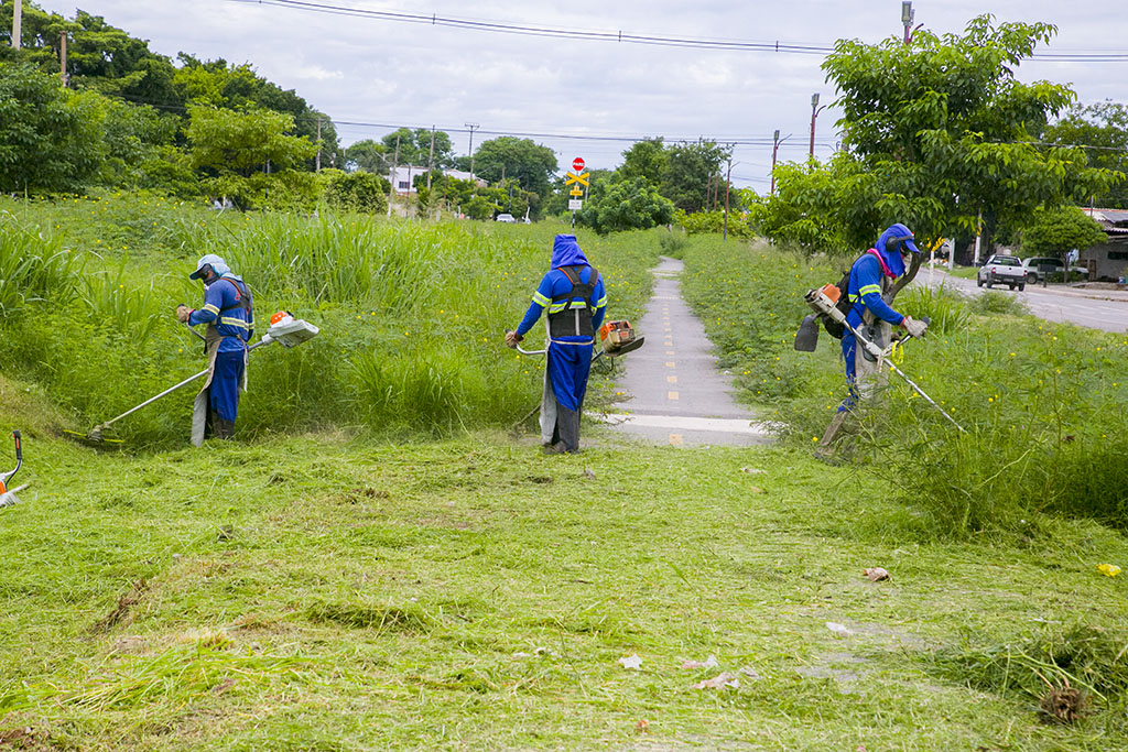 Prefeitura mantém 70 trabalhadores na limpeza urbana em diversas regiões da cidade