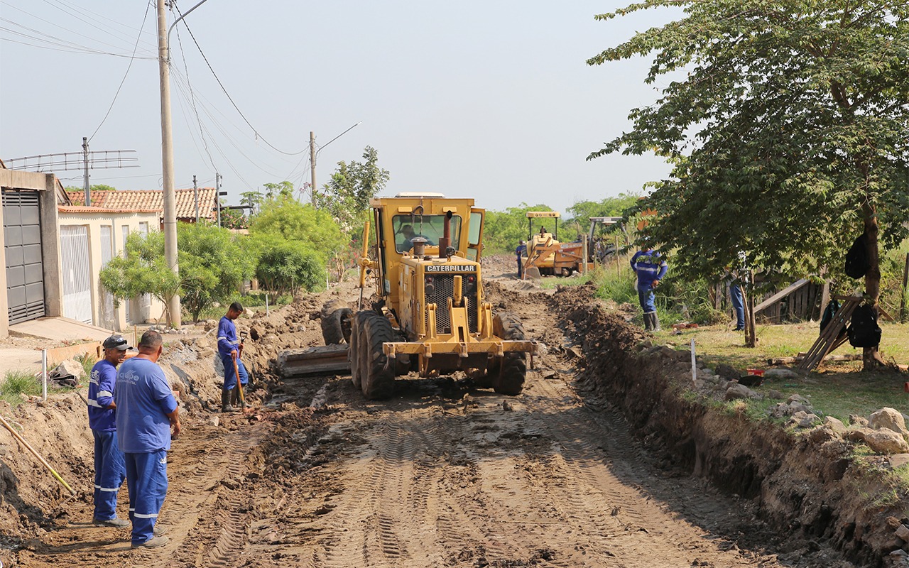 Pavimentação e drenagem avançam; prefeito viabiliza recursos para mais 40 quadras