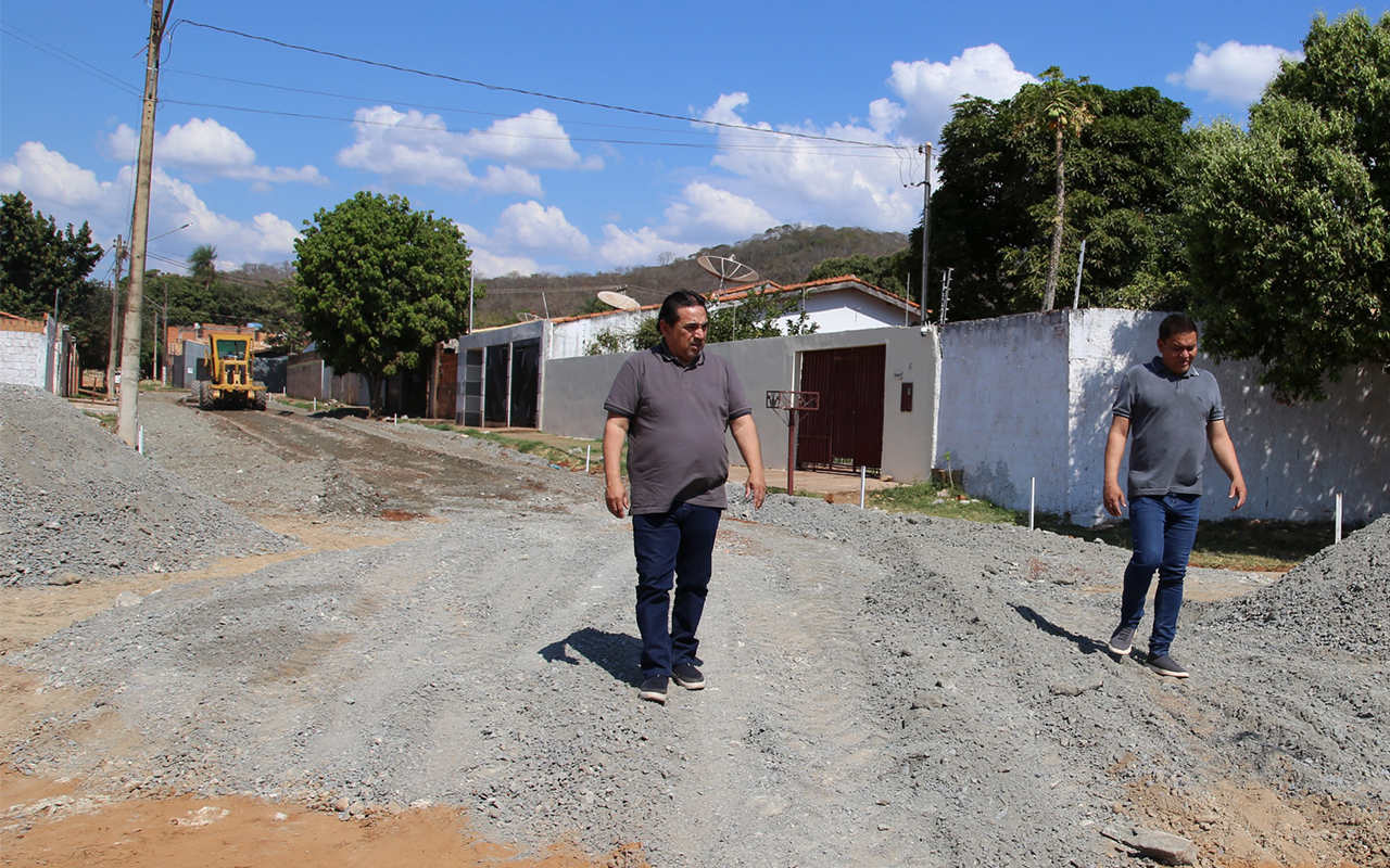 Prefeito acompanha execução da pavimentação e drenagem nos bairros Previsul, Industrial e Dom Bosco