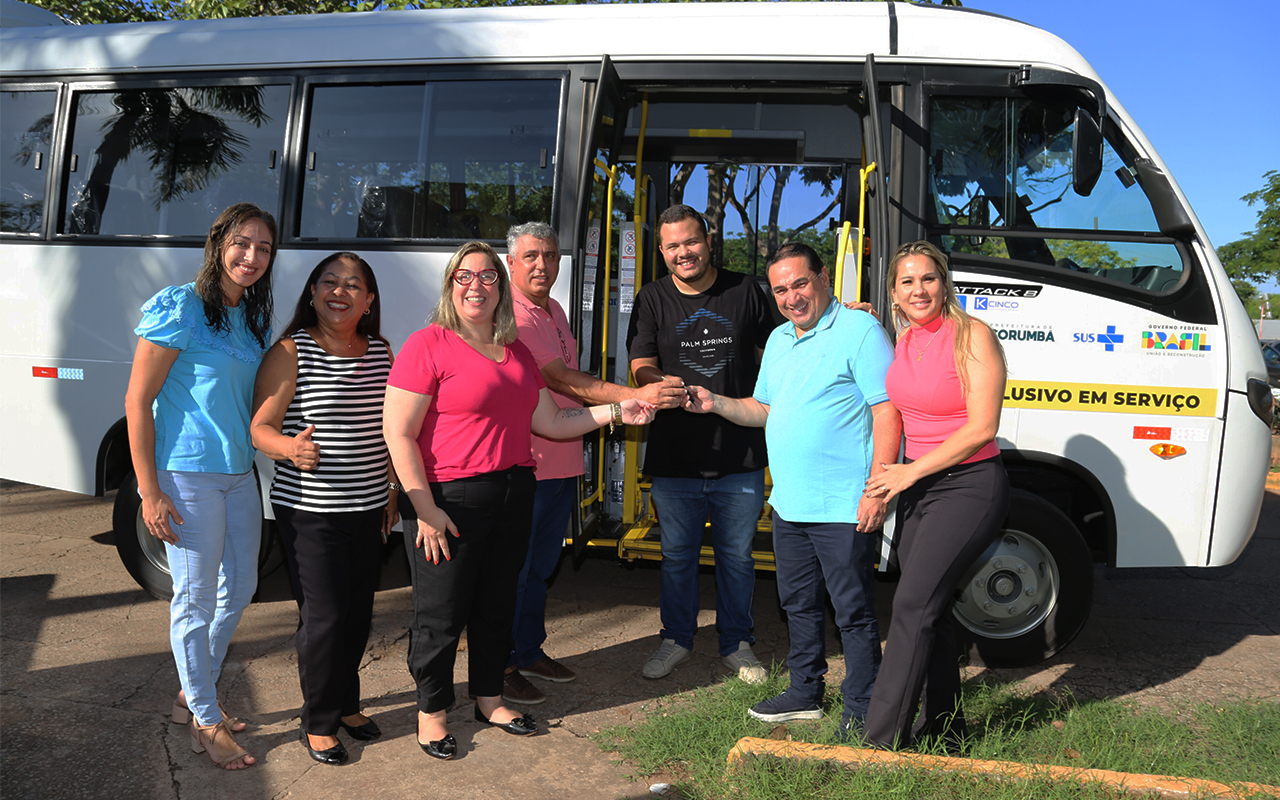 Prefeitura entrega micro-ônibus para transporte de pacientes da hemodiálise