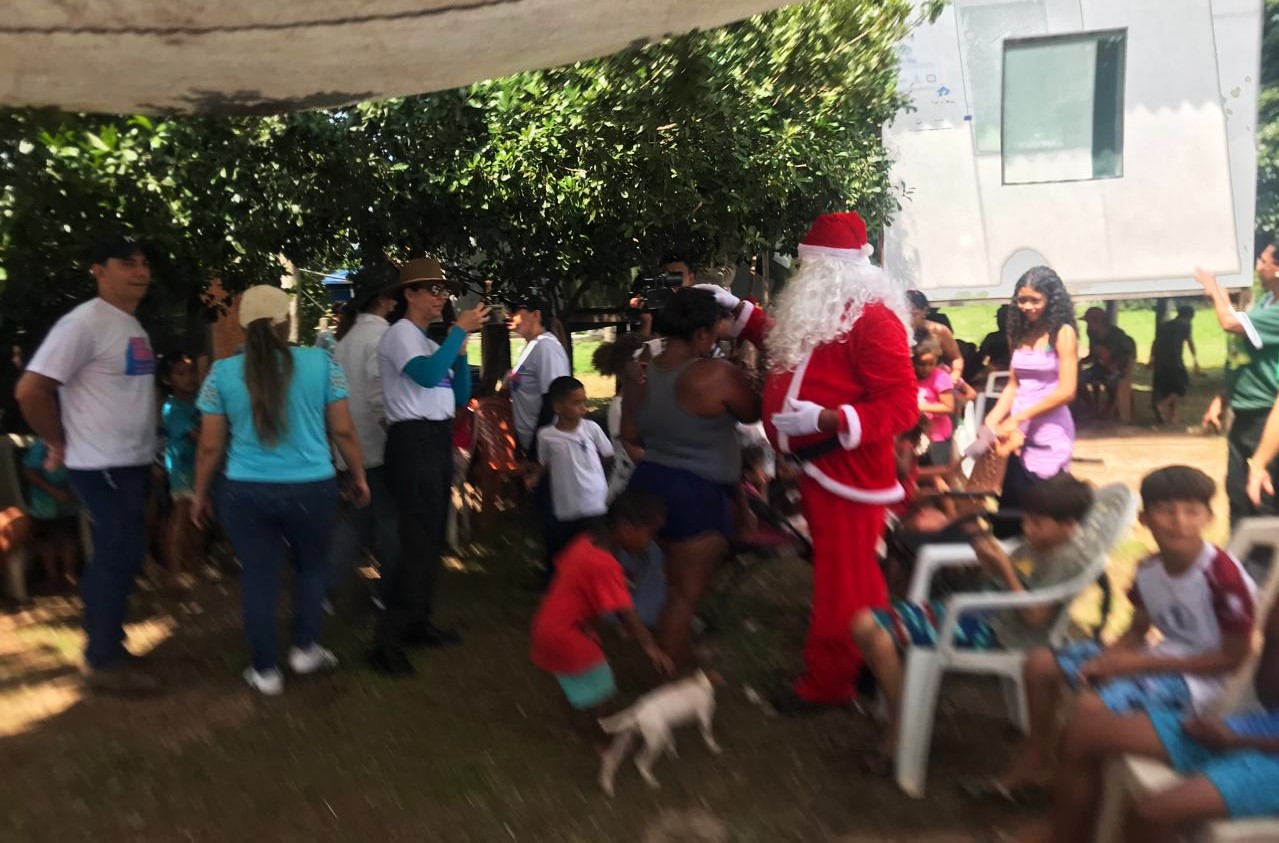 Crianças do Porto da Manga recebem brinquedos do projeto Caixa Encantada, do Governo do Estado