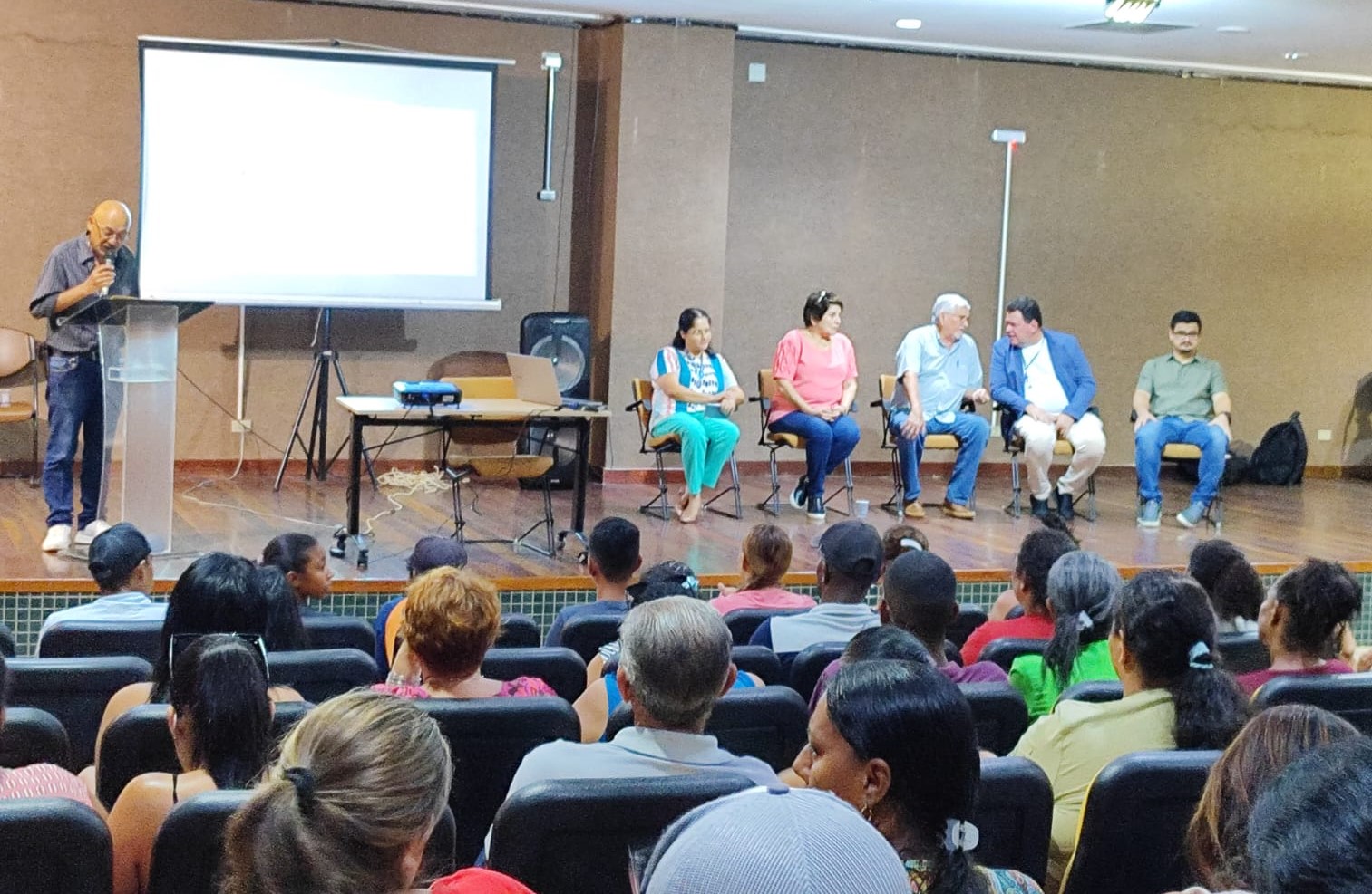 Com apoio da Assistência Social e Cidadania, famílias participam de reunião sobre o Fomento Rural 