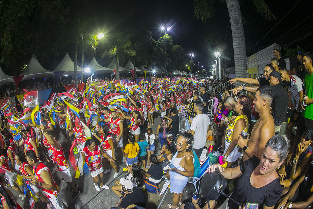 Carnaval: blocos oficiais levam alegria e homenagens em desfiles na Passarela do Samba