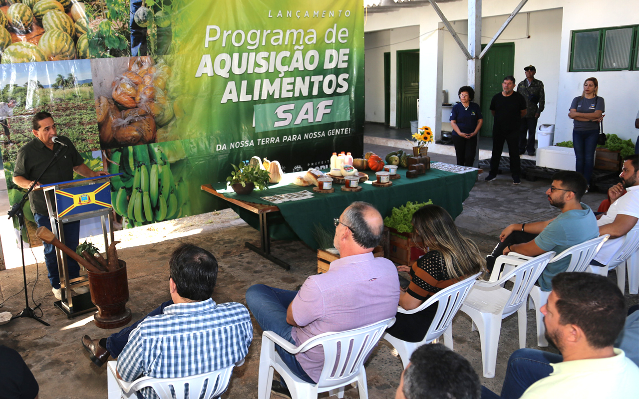 Com entrega de alimentos por agricultores familiares, dos assentamentos rurais, prefeito lança PAA