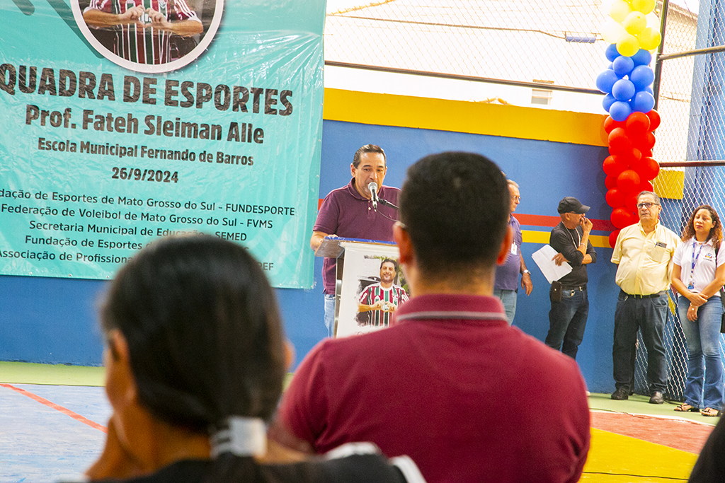 Com homenagem a professor falecido, prefeito entrega quadra da Escola Fernando de Barros