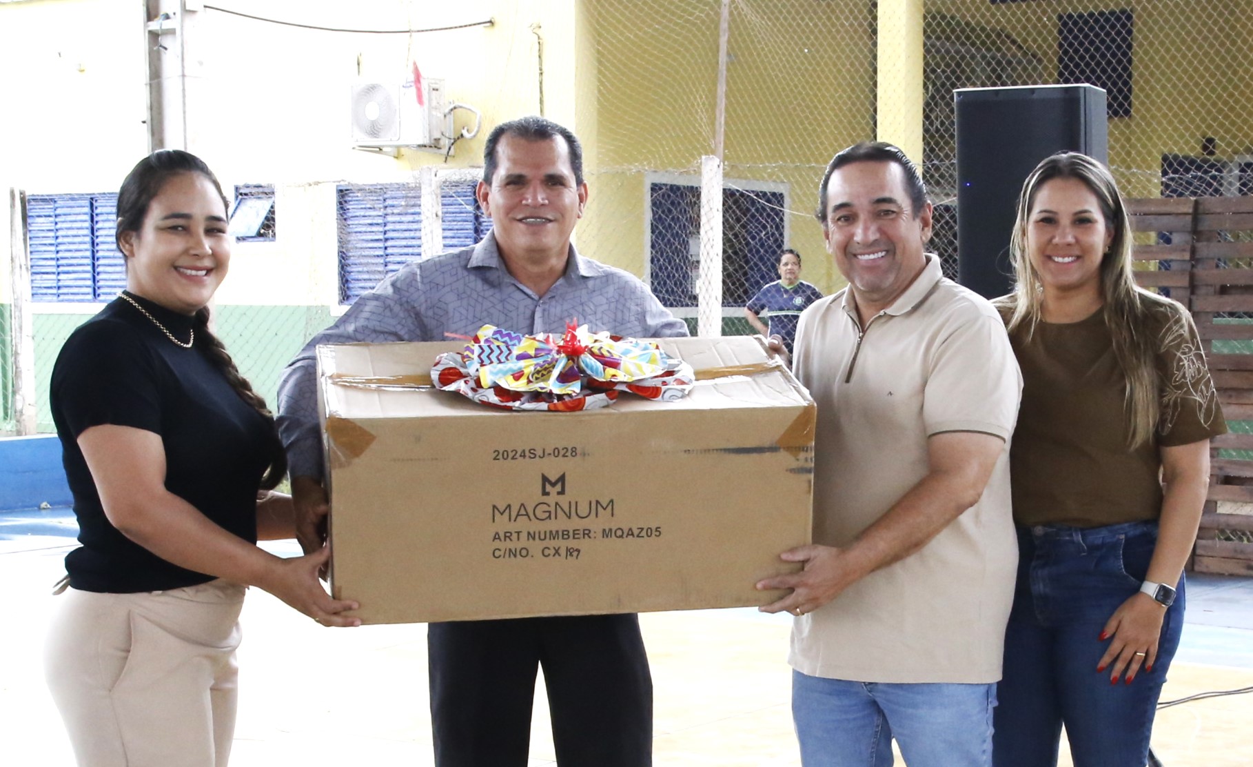 Prefeito entrega instrumentos musicais e materiais esportivos para todas as escolas da REME