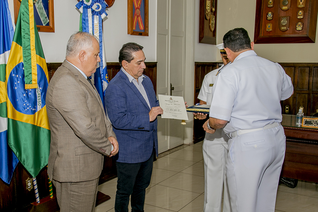 Prefeito de Corumbá é homenageado com a Medalha Amigo da Marinha