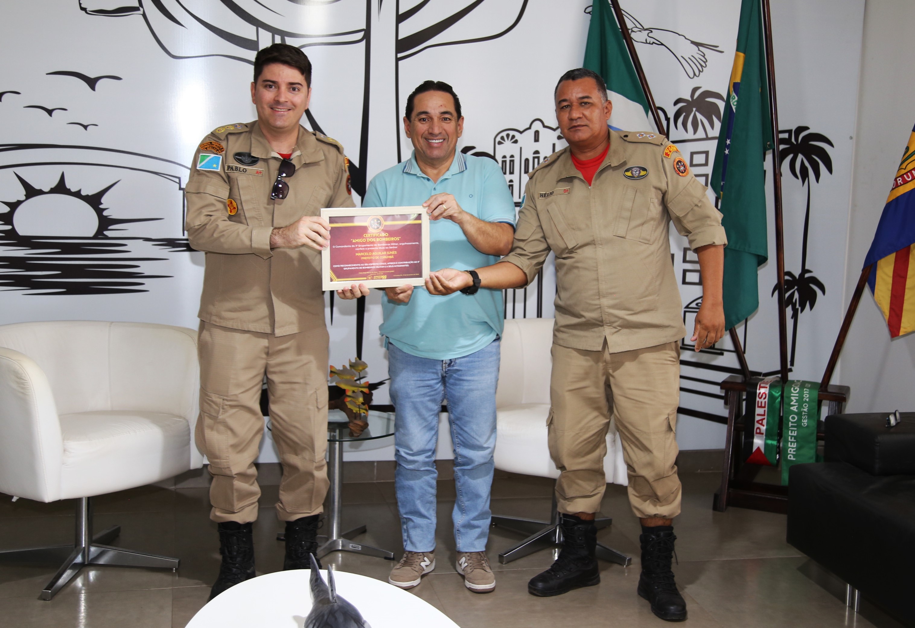 Comandante dos Bombeiros homenageia prefeito pela parceria com a instituição