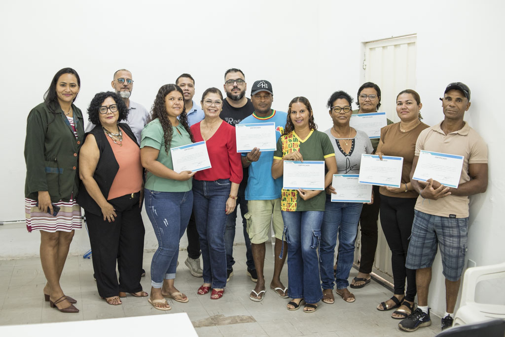 Prefeitura entrega certificados de curso de hidroponia à comunidade quilombola