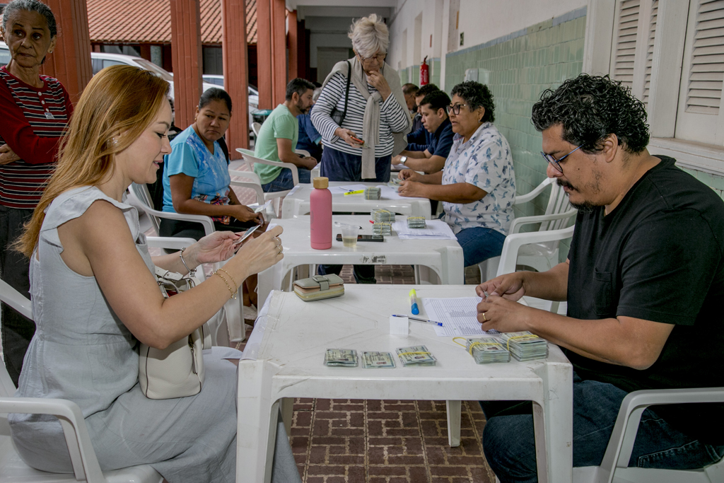 Prefeitura entrega carteiras de identidade emitidas em mutirão realizado em maio