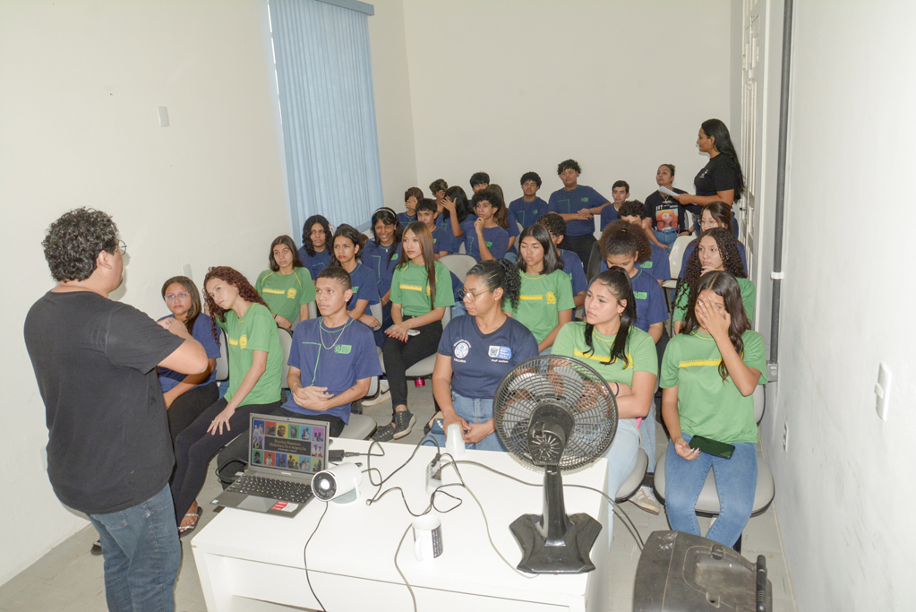 Roda de Conversa aborda Imigração e Direitos Humanos com estudantes