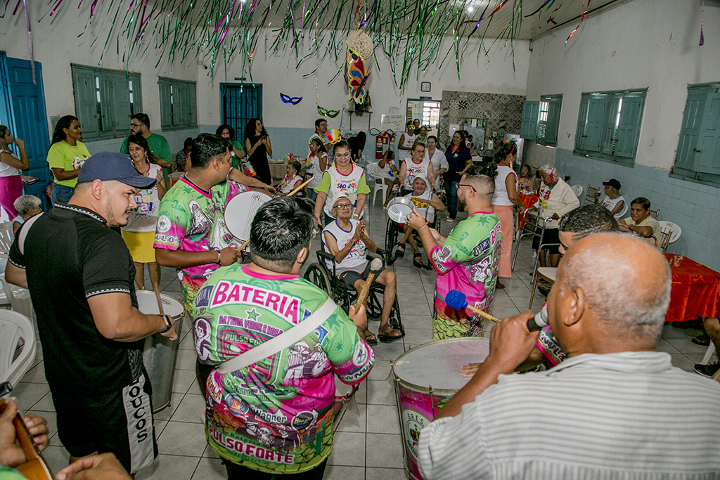 Carnaval anima idosos no Asilo São José em Corumbá