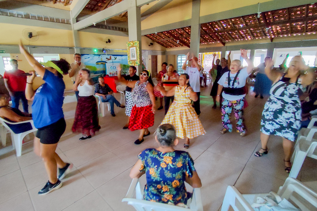 Corumbá realiza festa dos anos 60 para participantes do Centro de Convivência dos Idosos 