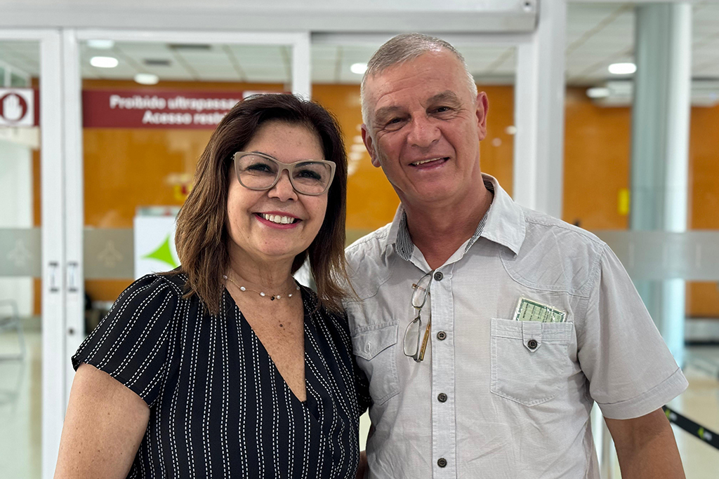 Vice-prefeita recepciona novo bispo diocesano na chegada a Corumbá nesta 2ª feira