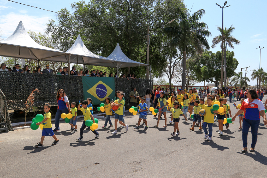 Desfile cívico-militar na avenida General Rondon celebra 203 anos da Independência do Brasil