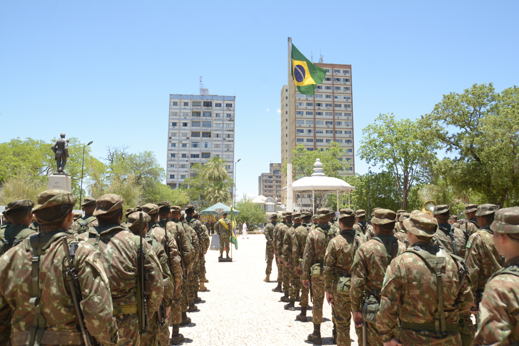 Cerimônia do Dia da Bandeira reúne autoridades e estudantes no Jardim da Independência