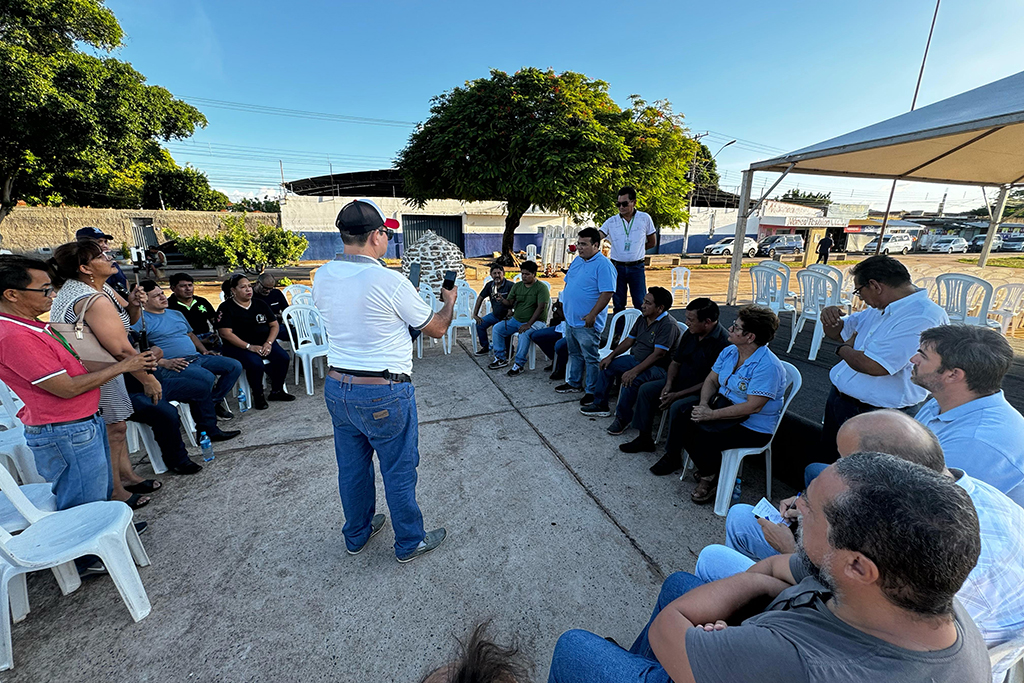 Reunião com feirantes bolivianos discute trabalho nas feiras livres de Corumbá