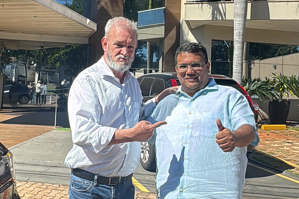 Prefeito discute recursos com deputado federal e participa de posse da UCVMS