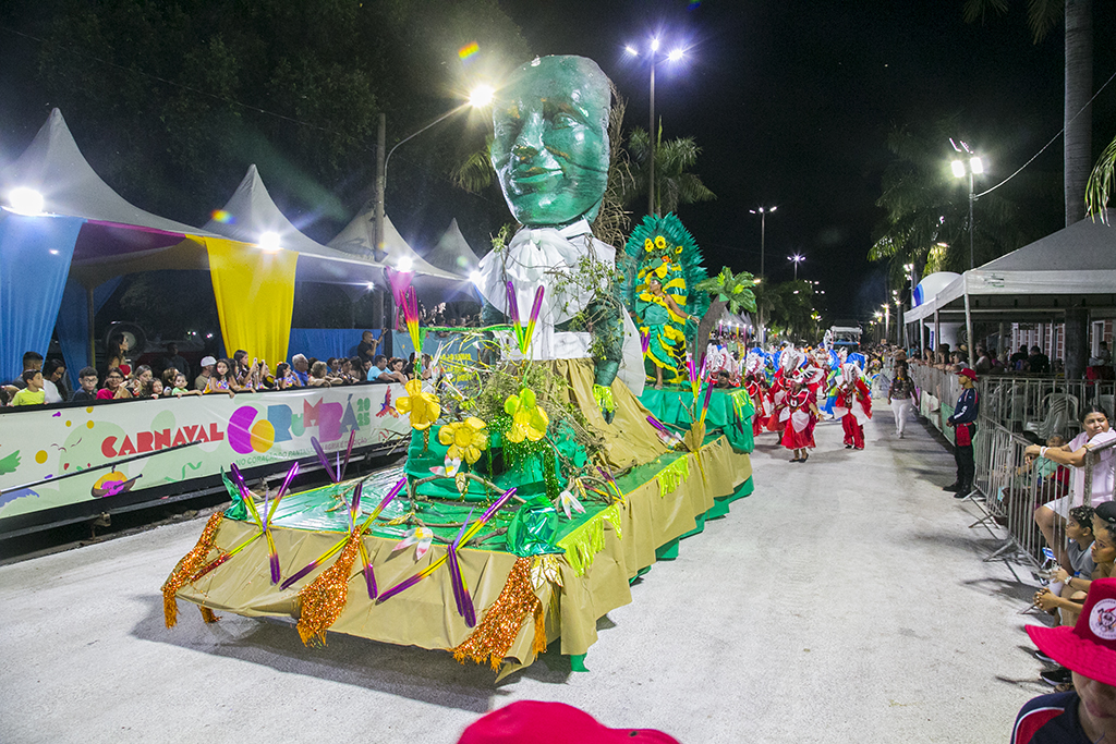 Imperatriz Corumbaense abre desfile com enredo sobre os orixás