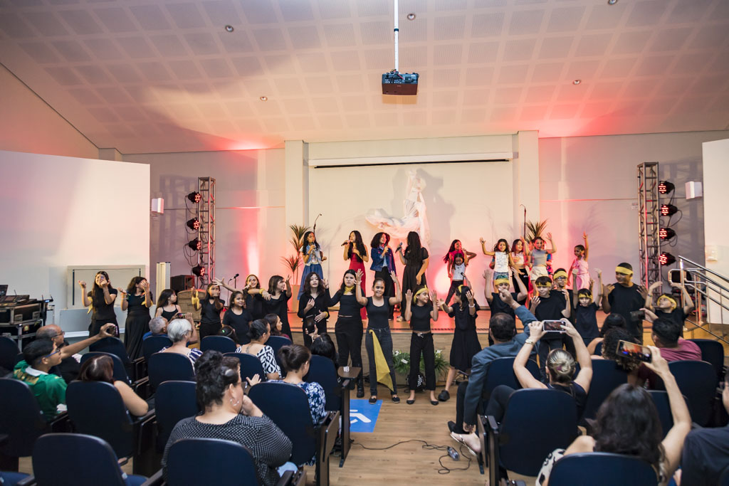 Espetáculo infantil aborda vínculos afetivos, inteligência artificial e narrativa musical