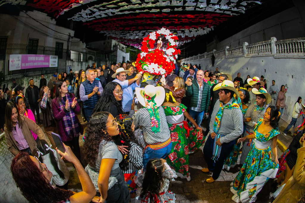 Banho de São João leva multidão às margens do  rio Paraguai e celebra mais de 140 anos de devoção