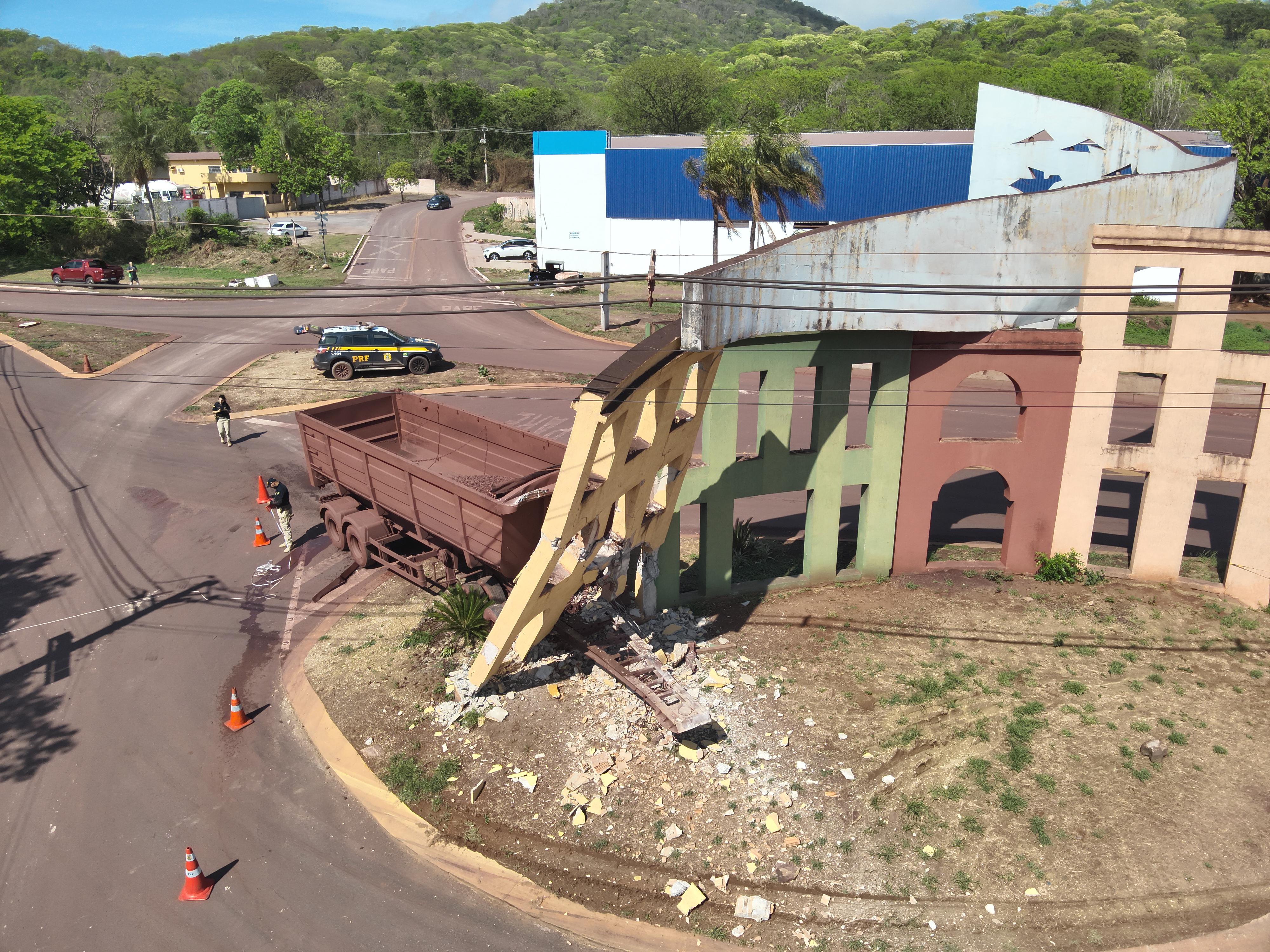 Caminhão colide com pórtico de entrada de Corumbá; equipes atuam no local para garantir a segurança