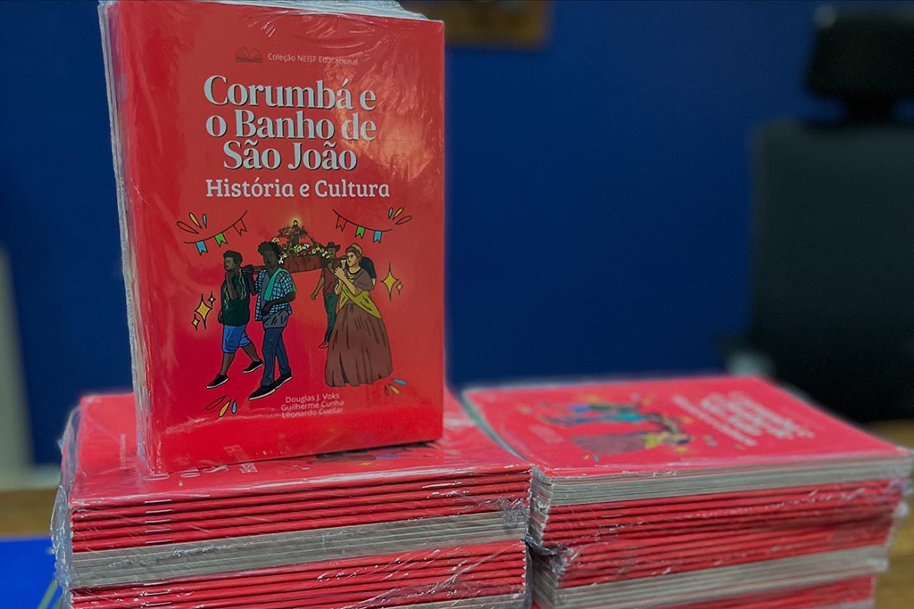 SEMED recebe doação de livros sobre o Banho de São João de Corumbá para uso em sala de aula