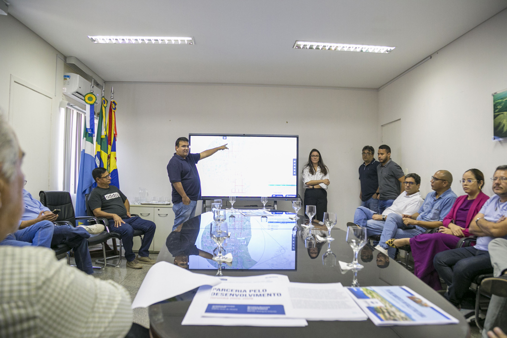 Prefeito apresenta plano estratégico de infraestrutura 2025-2028 para vereadores 