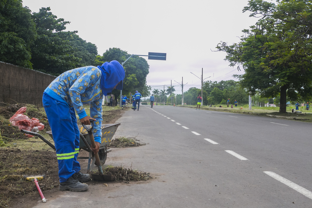 Campanha de limpeza de ruas, praças e terrenos prossegue em quatro regiões da cidade